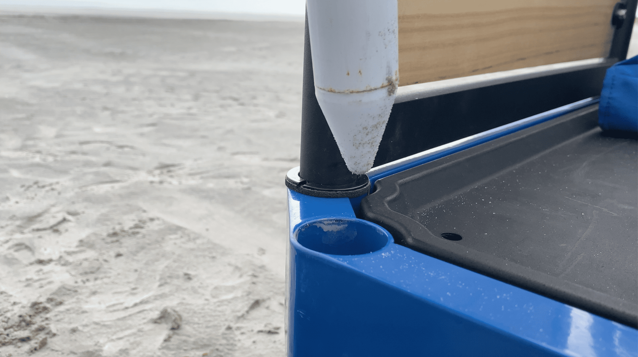 e-Beach Wagon has built-in umbrella holders